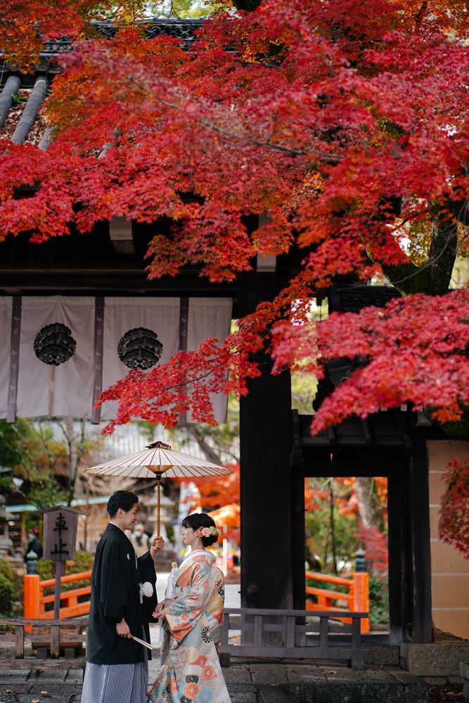 Cặp đôi mặc trang phục truyền thống Nhật Bản tại Kyoto mùa lá đỏ