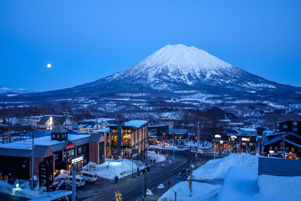 Núi Yōtei phủ tuyết phía sau khu nghỉ dưỡng Niseko tại Hokkaido vào mùa đông
