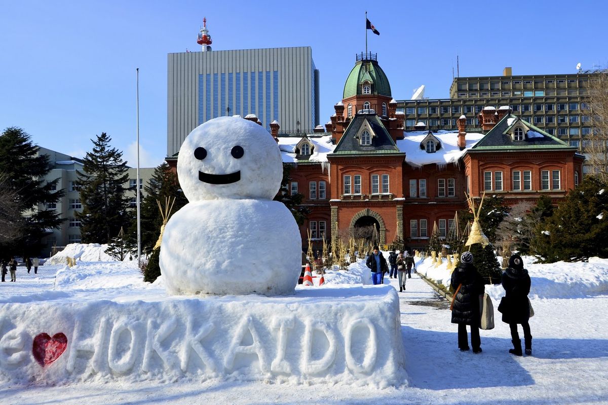 Người tuyết khổng lồ trước tòa nhà gạch đỏ ở Sapporo, Hokkaido vào mùa đông