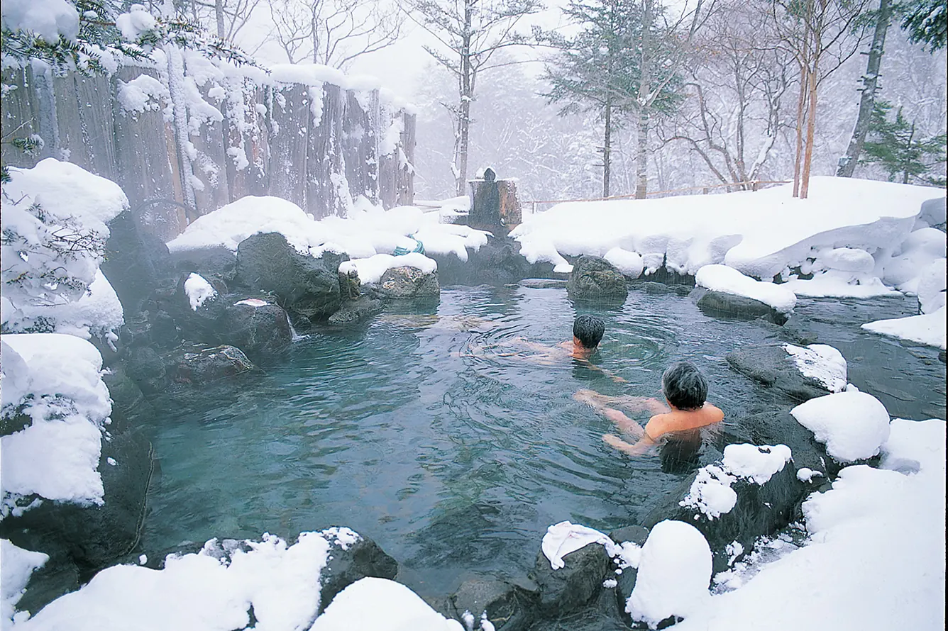 Du khách tắm onsen ngoài trời giữa khung cảnh tuyết trắng mùa đông Nhật Bản